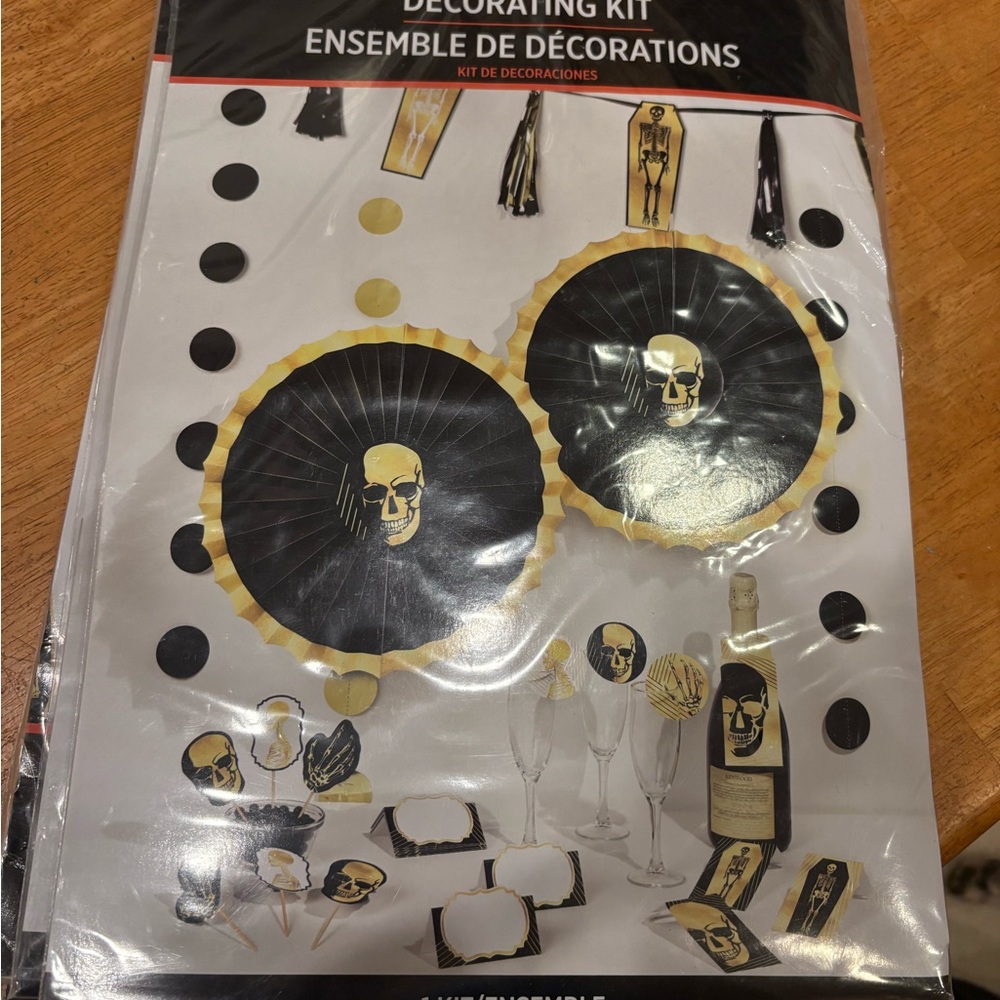 Skull Party Decoration Kit - Black and Gold